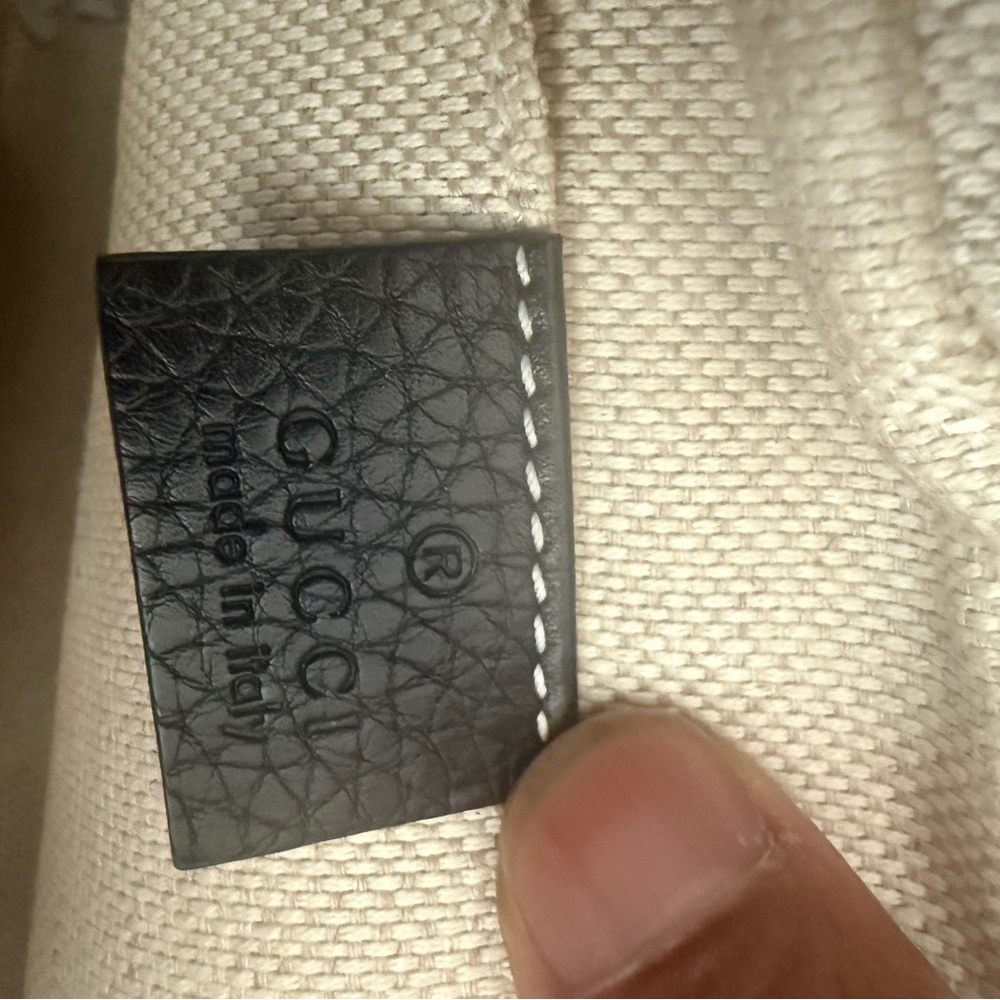 Gucci Black Pebbled Leather Crossbody Camera Bag with Embossed GG - Picture 4 of 7